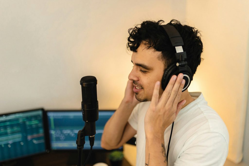 Un chanteur s'entraîne en portant un casque.